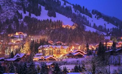 Mitten im Herzen von Gstaad, Schweiz, erhebt sich das Grand Hotel Park vor malerischen Berg- und Waldlandschaften eine Empfehlung der GFDK Reise Redaktion