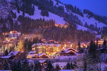 Mitten im Herzen von Gstaad, Schweiz, erhebt sich das Grand Hotel Park vor malerischen Berg- und Waldlandschaften eine Empfehlung der GFDK Reise Redaktion