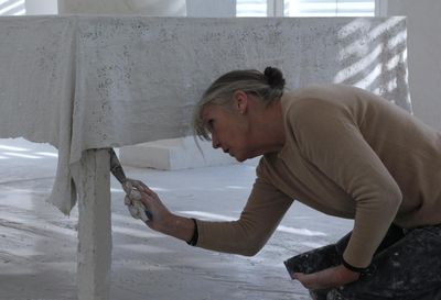Inge Mahn zeigt Werke aus vier Generationen ihres kreativen Schaffens in Berlin.