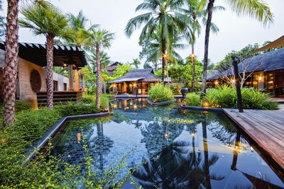 Umgeben von der wilden Natur im Norden der thailändischen Insel Phuket begrüßt das Design Resort „The Slate“ seine Gäste in Suiten mit Privat-Pools