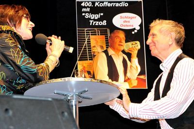 Saengerin Ingrid Raack gehoerte zu den musikalischen Gratulanten der 400. Folge der Kofferradio-Sendung von Siggi Trzoß.