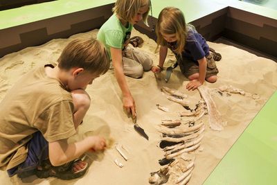 Ausgrabungsinsel mit Kindern