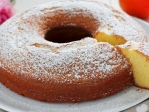 Der Olivenoelkuchen mit Zitrone wird idealerweise mit olio extra vergine aus DesOlive-Anbau in der italienischen Maremma zubereitet Der Olivenoelkuchen mit Zitrone wird idealerweise mit olio extra vergine aus DesOlive-Anbau in der italienischen Maremma zubereitet