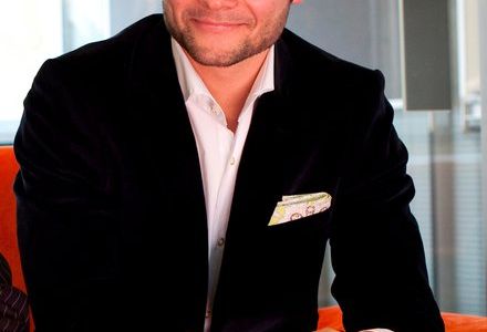 Philipp Mann, Geschaeftsfuehrer und Inhaber der Mainzer Agentur mpm freut sich über Gold.