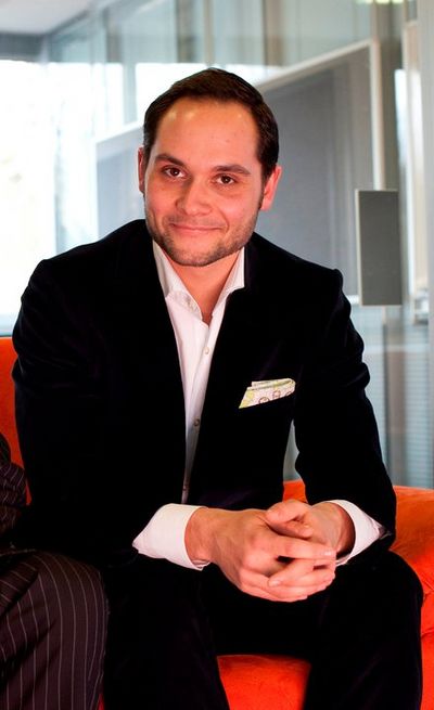 Philipp Mann, Geschaeftsfuehrer und Inhaber der Mainzer Agentur mpm freut sich über Gold.