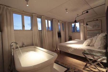 Erst Party, dann Planschen – Platz für zwei bietet die freistehende Badewanne der Island Suite im Hotel Cort in Palma