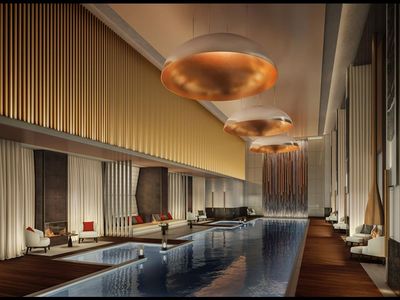 Ein 20 Meter langen Innenpool erwartet die Gaeste im neuen Aman New York