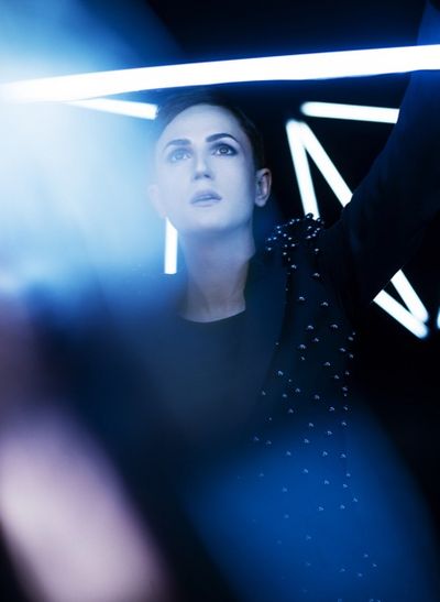 Ben Ivory begeistert mit tanzbarer, atmosphaerischer und synthetisch-kuehler Urban Pop-Mixtur, die ganz klar im Wave und New Romantic der 80er Jahre verwurzelt ist Ben Ivory begeistert mit tanzbarer, atmosphaerischer und synthetisch-kuehler Urban Pop-Mixtur, die ganz klar im Wave und New Romantic der 80er Jahre verwurzelt ist