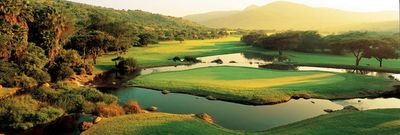 Reisen Suedafrika Golfplatz gruene Landschaft