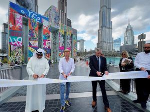 Khalil Abdul Wahid, Visual Arts Manager at Dubai Culture, Leon Löwentraut, Holger Mahnicke, Deutscher Generalkonsul in Dubai Khalil Abdul Wahid, Visual Arts Manager at Dubai Culture, Leon Löwentraut, Holger Mahnicke, Deutscher Generalkonsul in Dubai