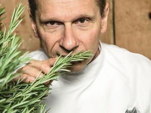 Sternekoch Ulrich Heimann vom Gourmetrestaurant PUR im Fünf-Sterne-Superior-Hotel Kempinski Berchtesgaden/Oberbayern setzt auf den ursprünglichen Geschmack seiner Zutaten, die er oft nur mit Salz und Pfeffer verfeinert Sternekoch Ulrich Heimann vom Gourmetrestaurant PUR im Fünf-Sterne-Superior-Hotel Kempinski Berchtesgaden/Oberbayern setzt auf den ursprünglichen Geschmack seiner Zutaten, die er oft nur mit Salz und Pfeffer verfeinert