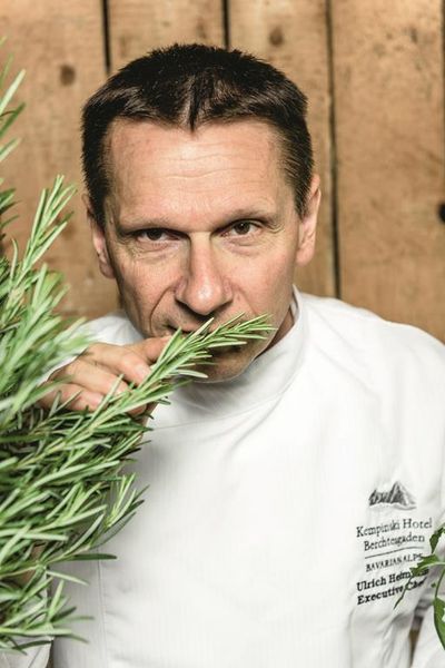 Sternekoch Ulrich Heimann vom Gourmetrestaurant PUR im Fünf-Sterne-Superior-Hotel Kempinski Berchtesgaden/Oberbayern setzt auf den ursprünglichen Geschmack seiner Zutaten, die er oft nur mit Salz und Pfeffer verfeinert