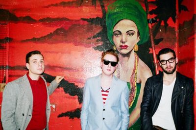 Two Door Cinema Club stehen auf dem Zuerich Open Air auf der Buhene
