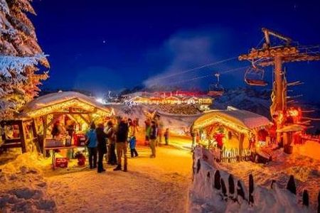 Der 1.555 Meter hoch gelegene Bergadvent bei Ellmau am Wilden Kaiser in Oesterreich laesst sich gemuetlich an sieben weihnachtlichen Stationen erkunden