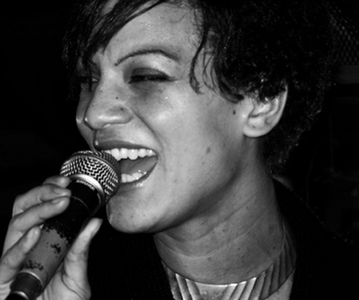 Was wuerde die Jazz-Interpretin Alison Degbe dazu wohl sagen, wenn man ihr vorschreiben wuerde, wo Sie auftreten darf