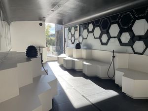 Süßes Schwitzen inmitten einer modernen Wabenarchitektur erwartet Gäste der Therme Meran im neuen Südtiroler Honigdampfbad Süßes Schwitzen inmitten einer modernen Wabenarchitektur erwartet Gäste der Therme Meran im neuen Südtiroler Honigdampfbad