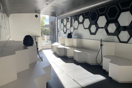 Süßes Schwitzen inmitten einer modernen Wabenarchitektur erwartet Gäste der Therme Meran im neuen Südtiroler Honigdampfbad