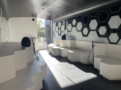 Süßes Schwitzen inmitten einer modernen Wabenarchitektur erwartet Gäste der Therme Meran im neuen Südtiroler Honigdampfbad