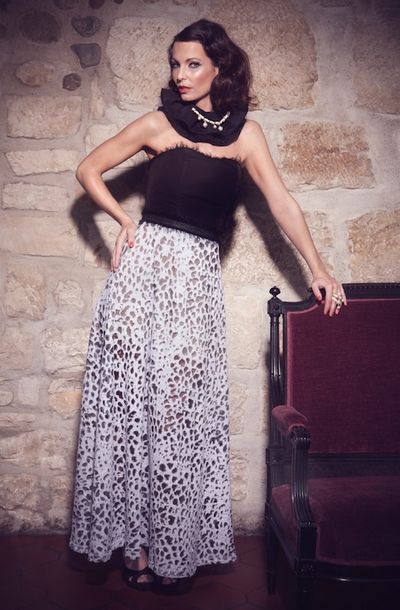 Stil Somyso auf Sofa liegend Anita Buri Stil Somyso auf Sofa liegend Anita Buri
