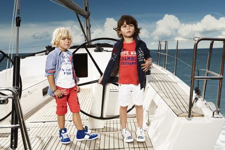 Stil Kindermode Gaastra zwei Jungs auf Schiff