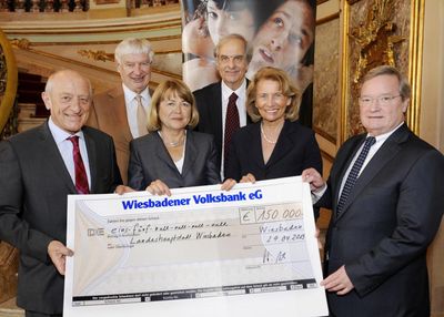 Spendenübergabe durch den Vorstand des Förderkreises der Internationalen Maifestspiele