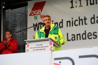 Der Chef der GDP NRW Adi Plickert hält eine Flammende Reden für mehr Gerechtigkeit und gegen die Nullrunden fuer Beamte.