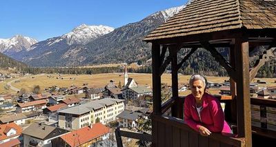 Vom Skistar zur „Lechtaler Kräuterhexe“ – nach ihrer Sportlerkarriere und dem Olympiaerfolg 1988 kehrte die gebürtige Lechtalerin Sigrid Wolf zurück in ihre Heimat Tiroler Lechtal, wo sie mittlerweile geführte Kräuterwanderungen anbietet