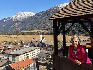 Vom Skistar zur „Lechtaler Kräuterhexe“ – nach ihrer Sportlerkarriere und dem Olympiaerfolg 1988 kehrte die gebürtige Lechtalerin Sigrid Wolf zurück in ihre Heimat Tiroler Lechtal, wo sie mittlerweile geführte Kräuterwanderungen anbietet Vom Skistar zur „Lechtaler Kräuterhexe“ – nach ihrer Sportlerkarriere und dem Olympiaerfolg 1988 kehrte die gebürtige Lechtalerin Sigrid Wolf zurück in ihre Heimat Tiroler Lechtal, wo sie mittlerweile geführte Kräuterwanderungen anbietet