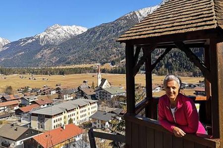 Vom Skistar zur „Lechtaler Kräuterhexe“ – nach ihrer Sportlerkarriere und dem Olympiaerfolg 1988 kehrte die gebürtige Lechtalerin Sigrid Wolf zurück in ihre Heimat Tiroler Lechtal, wo sie mittlerweile geführte Kräuterwanderungen anbietet