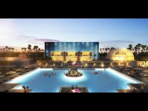 Der fast 1.000 Quadratmeter große Pool des Hotel Indigo lockt mit einem Catwalk und einer eigenen DJ-Buehne Der fast 1.000 Quadratmeter große Pool des Hotel Indigo lockt mit einem Catwalk und einer eigenen DJ-Buehne