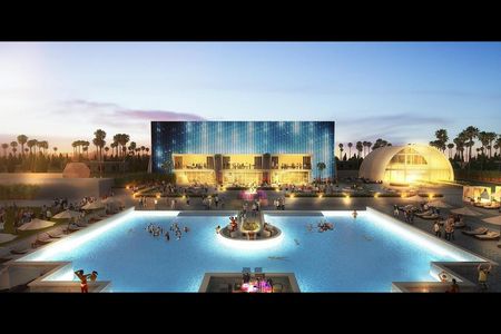 Der fast 1.000 Quadratmeter große Pool des Hotel Indigo lockt mit einem Catwalk und einer eigenen DJ-Buehne