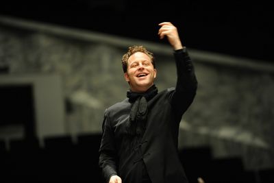 John Axelrod ist Dirigent
