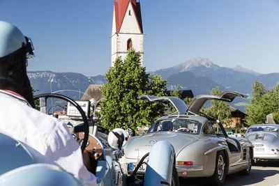 Der taegliche Retro Corso durch Schenna gibt Suedtirol Classic Fans Gelegenheit, die Oldtimer zu bestaunen