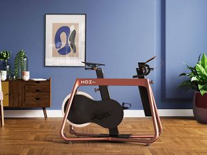 Die Heimtrainer Frame sind die ersten, die Trisport nach der neuen Kettler-Designlinie entworfen hat. 2022 kommen sie unter der neuen Submarke Hoi by Kettler auf den Markt Die Heimtrainer Frame sind die ersten, die Trisport nach der neuen Kettler-Designlinie entworfen hat. 2022 kommen sie unter der neuen Submarke Hoi by Kettler auf den Markt