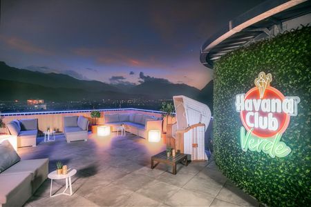 In der neuen Havana Bar auf dem Rooftop im 13. Stock des aDLERS Lifestyle-Hotel Innsbruck/Österreich erwartet Gäste kubanisches Feeling mit erfrischenden Drinks und lässigen Beats