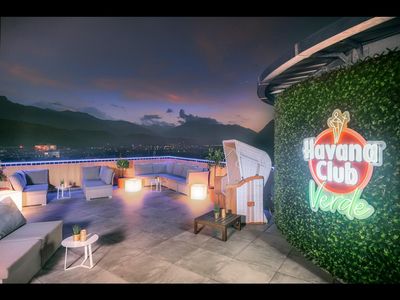 In der neuen Havana Bar auf dem Rooftop im 13. Stock des aDLERS Lifestyle-Hotel Innsbruck/Österreich erwartet Gäste kubanisches Feeling mit erfrischenden Drinks und lässigen Beats