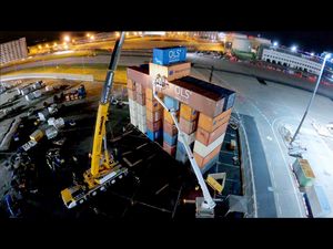 Aus 37 Seecontainern wurde eine der groessten mobilen Kunstskulpturen, umgesetzt durch den bekanntesten deutschen Nachwuchskuenstler der Gegenwart, den 22jährigen Leon Loewentraut
