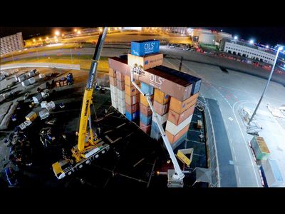Aus 37 Seecontainern wurde eine der groessten mobilen Kunstskulpturen, umgesetzt durch den bekanntesten deutschen Nachwuchskuenstler der Gegenwart, den 22jährigen Leon Loewentraut