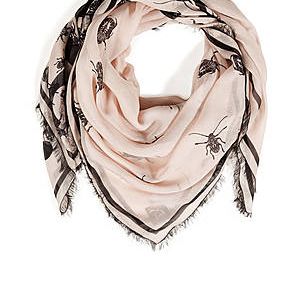 Tolle Tuecher nicht nur für die Prominenten für Alexander McQueen von Damien Hirst können ab Mitte November in den Mode Online Shops bestellt werden.