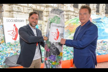 Hasta la Vista, Plastic Bottles Arnold Schwarzenegger unterstuetzt weltweiten Kampf fuer weniger Plastikflaschen-Muell