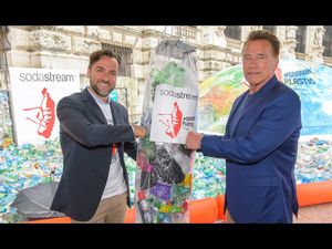 Hasta la Vista, Plastic Bottles Arnold Schwarzenegger unterstuetzt weltweiten Kampf fuer weniger Plastikflaschen-Muell Hasta la Vista, Plastic Bottles Arnold Schwarzenegger unterstuetzt weltweiten Kampf fuer weniger Plastikflaschen-Muell