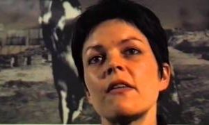 Jo Ractliffe ist eine südafrikanische Fotografin und Lehrerin, sie gilt als eine der einflussreichsten südafrikanischen Sozialfotografen