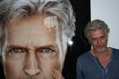 Frank Schaetzing vor seinem Portrait.