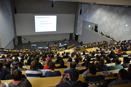 In einem Hoersaal kann man regelrecht unter der Masse der vielen Studenten untergehen