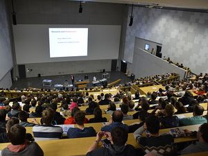 In einem Hoersaal kann man regelrecht unter der Masse der vielen Studenten untergehen In einem Hoersaal kann man regelrecht unter der Masse der vielen Studenten untergehen