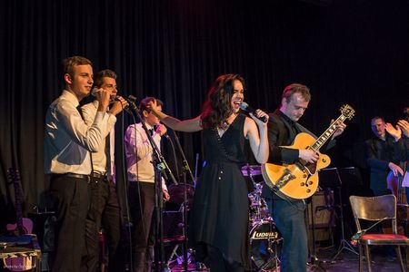 Nina Bradlin im Konzert mit ihrer Band in Basel.