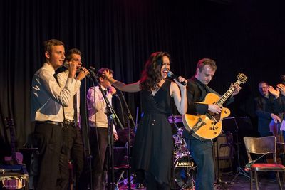 Nina Bradlin im Konzert mit ihrer Band in Basel.