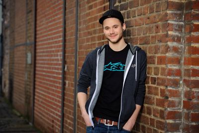 Mit "Standing Still", dem Song aus der Feder des britischen Jazz-Überfliegers Jamie Cullum, hat Roman Lob Deutschland am 26. Mai beim ESC in Baku vertreten und landete auf dem 8. Platz. In Deutschland war die Single mit einer Top 3-Platzierung bereits ein großer Erfolg.