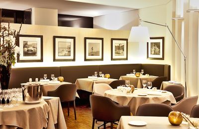 Essen und Trinken Les Deux Restaurant von innen Essen und Trinken Les Deux Restaurant von innen