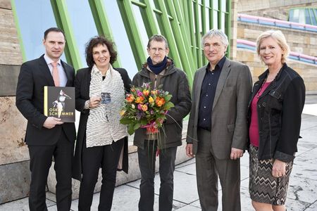Besucher bei  der Ausstellung Oskar Schlemmer